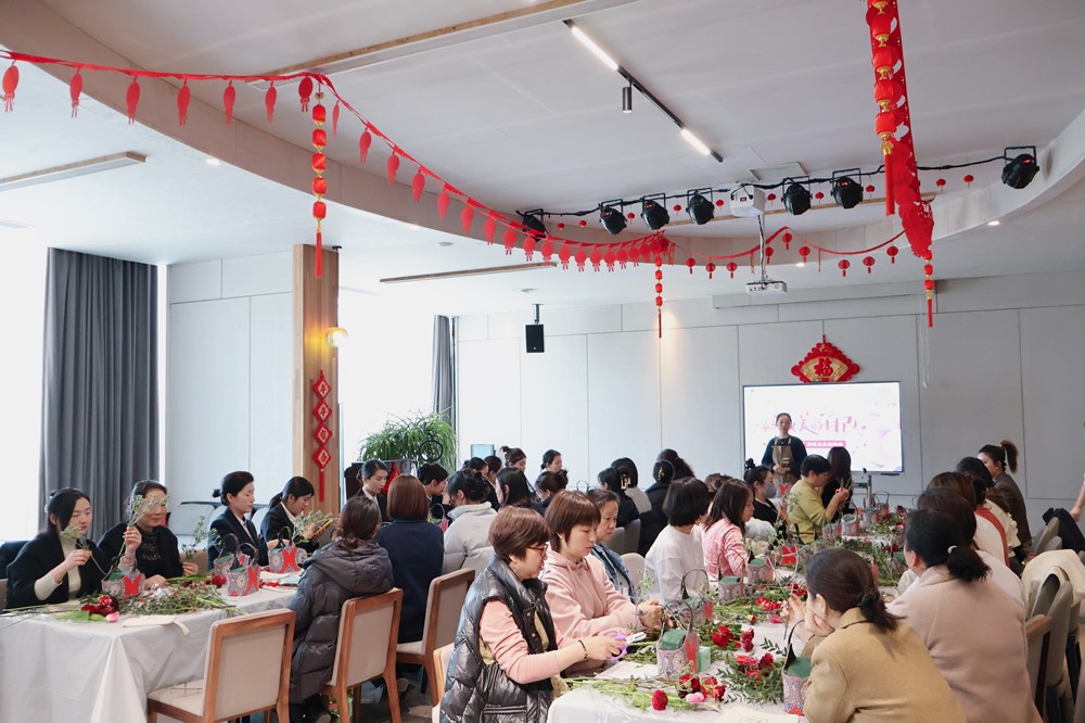 做最美的自己｜英国365集团举行“三八女神节”插花与美妆活动